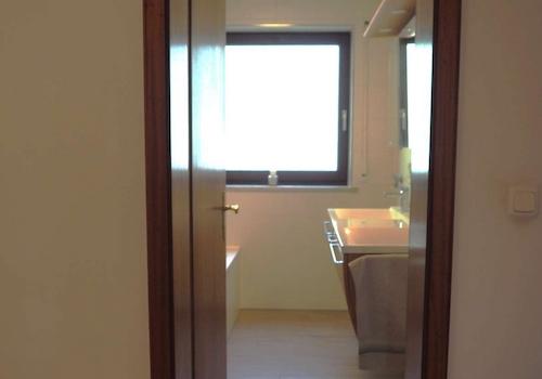 Wellnessbereich mit Wanne und Dusche