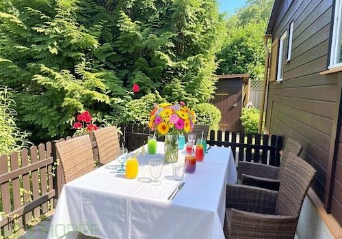 Terrasse - (Tischdeko KI generiert)