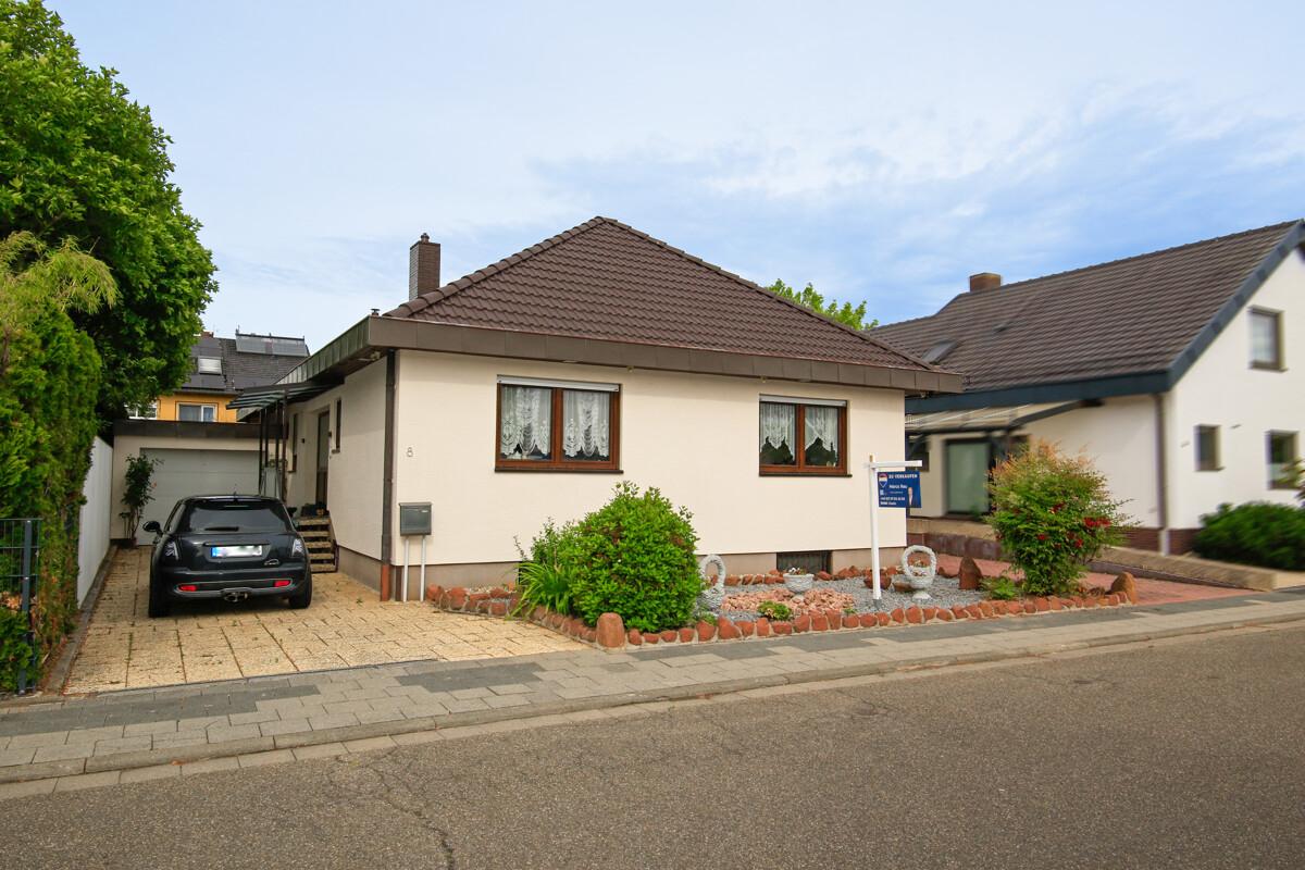 Bungalow Außen mit Garage