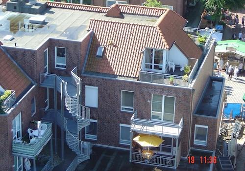 Balkon mit gelbem Sonnenschirm