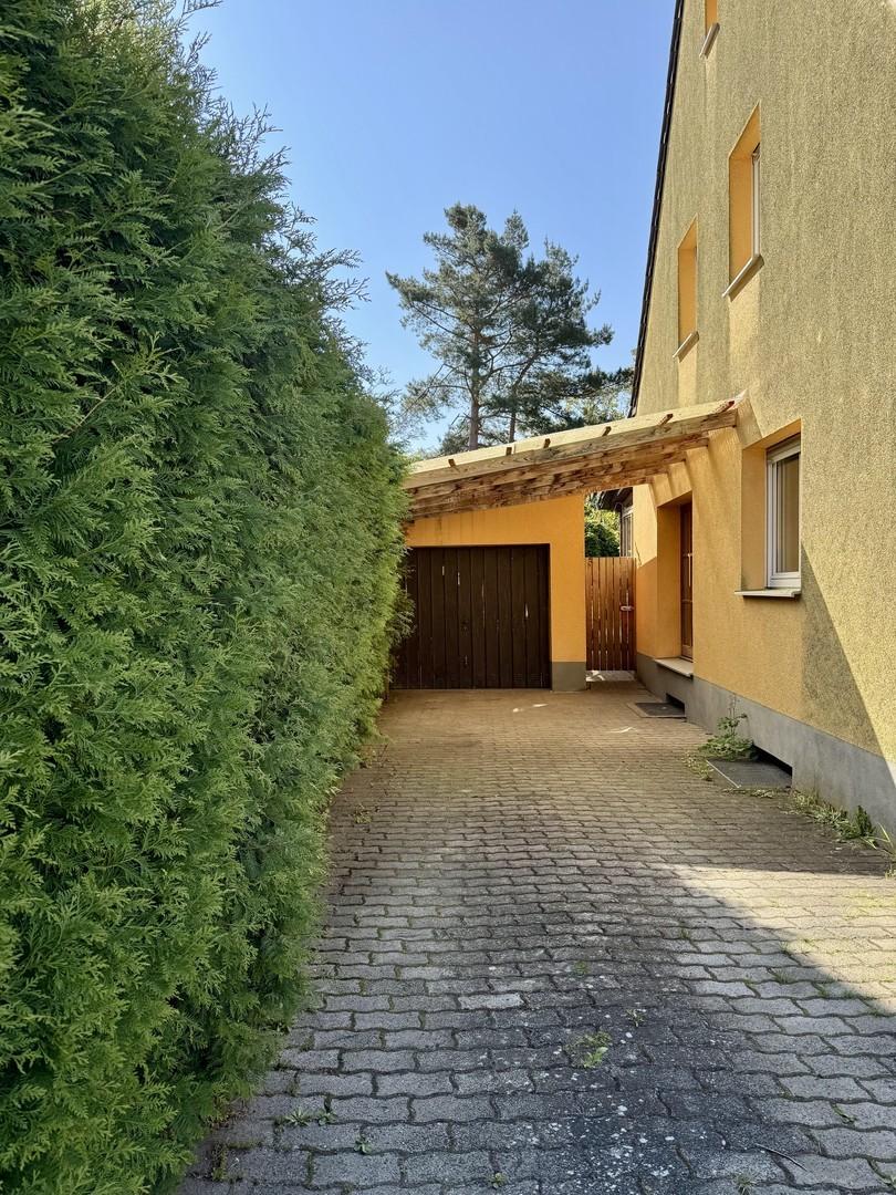 Garage mit Carport