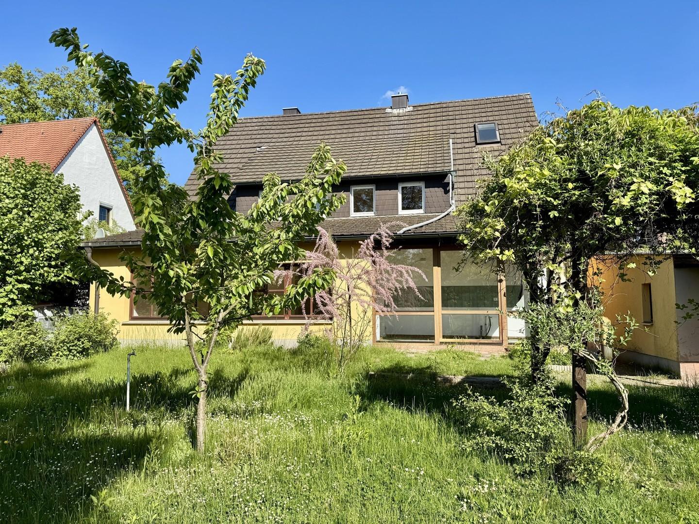 Blick auf das Haus vom Garten