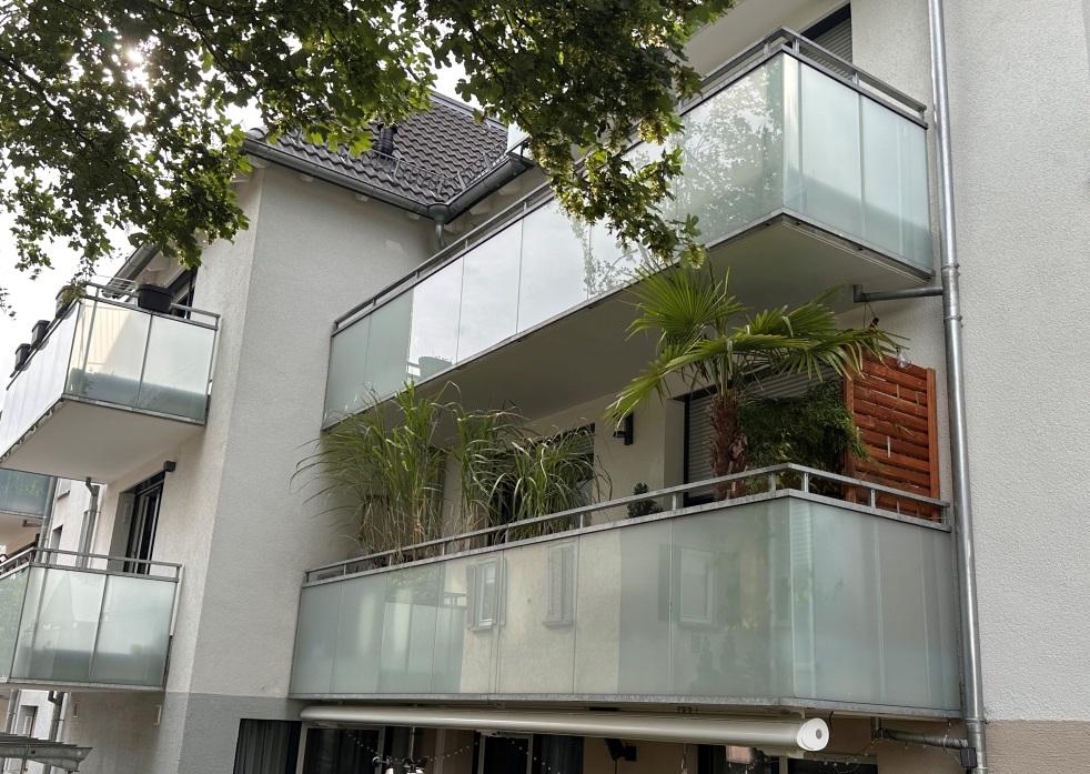 Hausansicht mit Balkon
