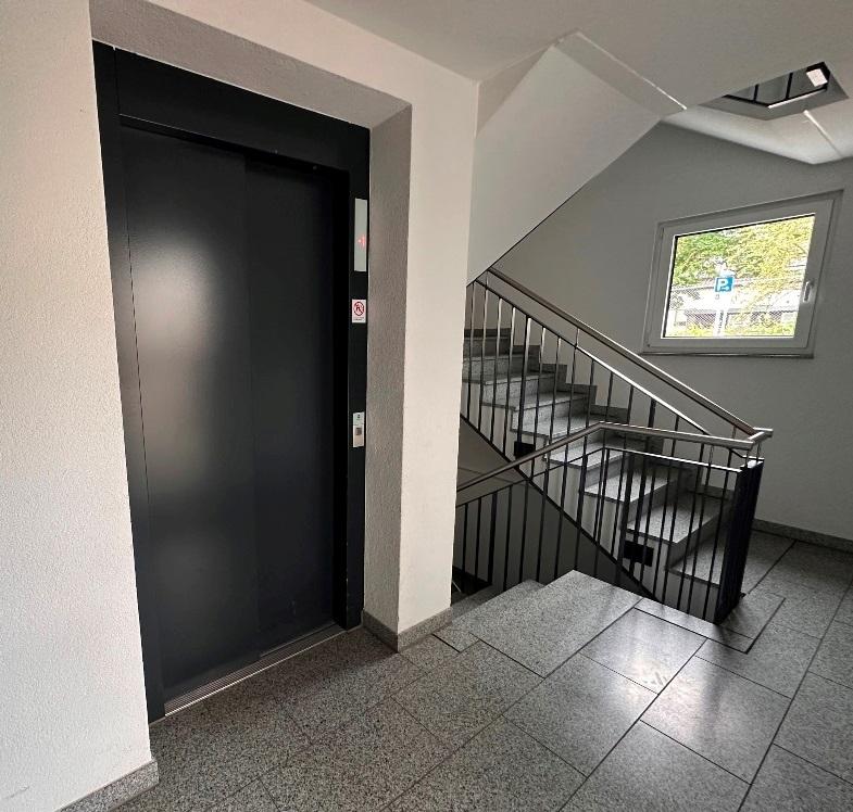 Aufzug mit Treppenhaus