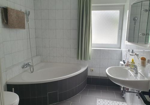 Bad mit Eckbadewanne