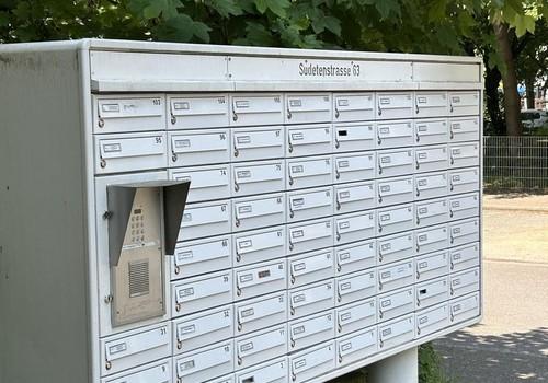gepfegte Briefkastenanlage