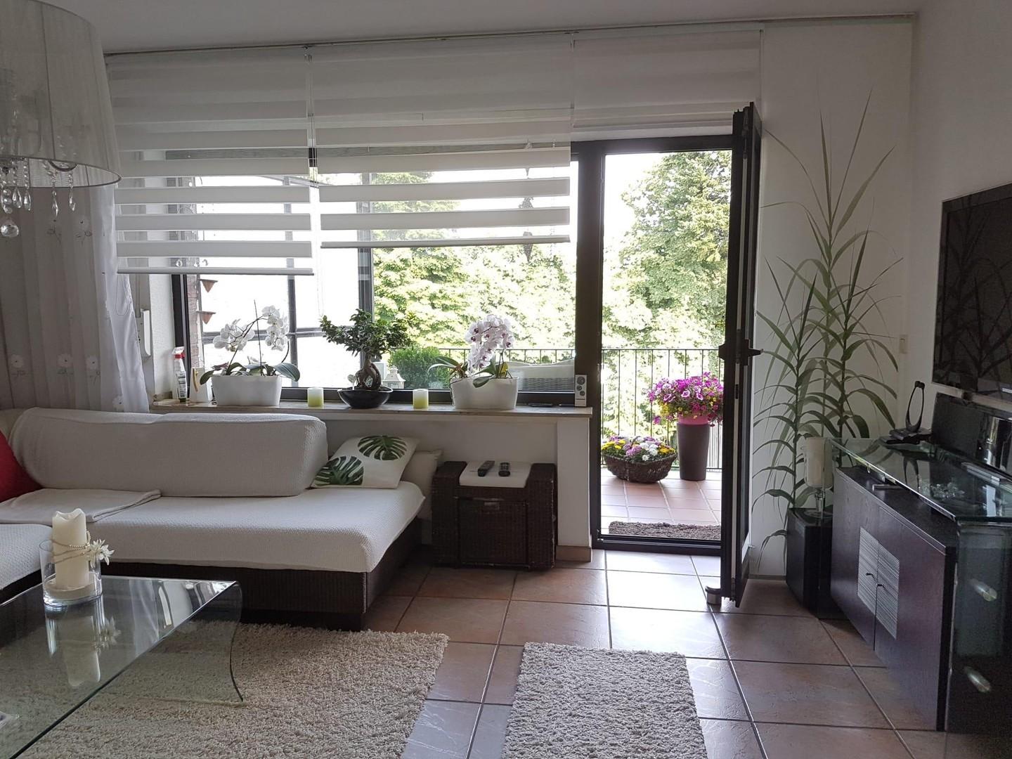 Wohnzimmer, Blick auf Balkon
