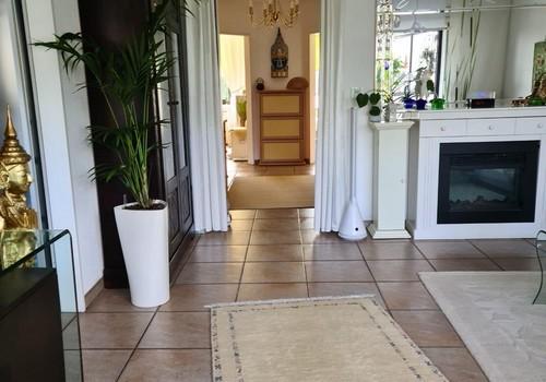 Wohnzimmer, Blick in Flur