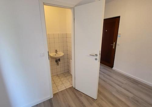 Flur 1 - Haustür- Gäste WC