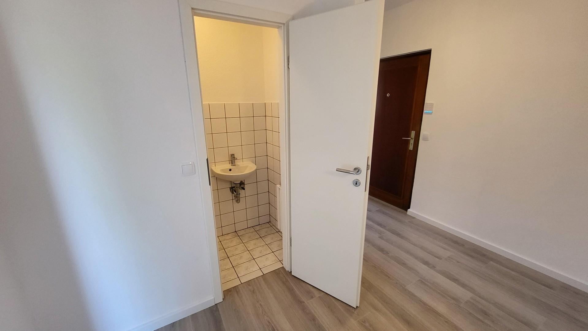 Flur 1 - Haustür- Gäste WC
