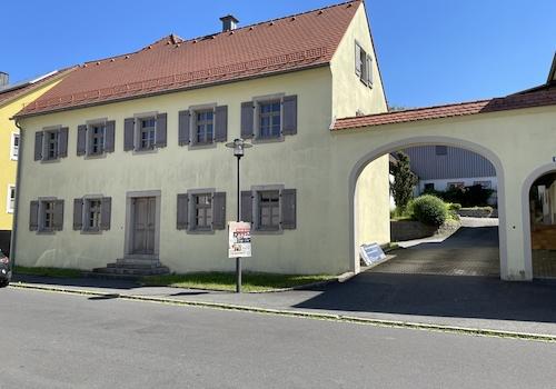 Hausansicht mit Einfahrt zum Anwesen
