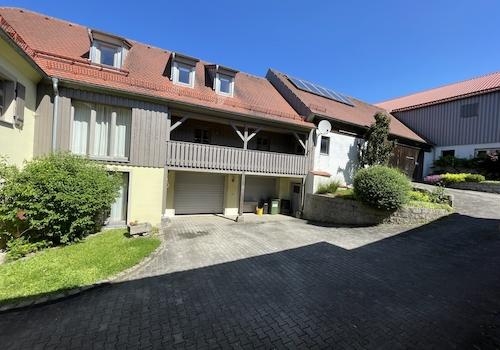 Blick zum Wohnhaus und Nebengebäuden