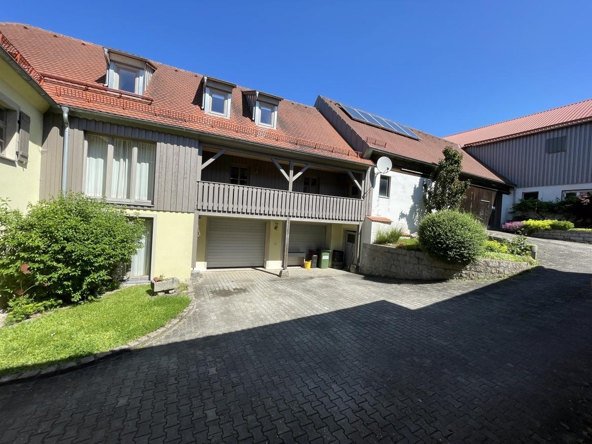 Blick zum Wohnhaus und Nebengebäuden