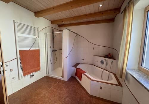 Bad mit Dusche und Badewanne