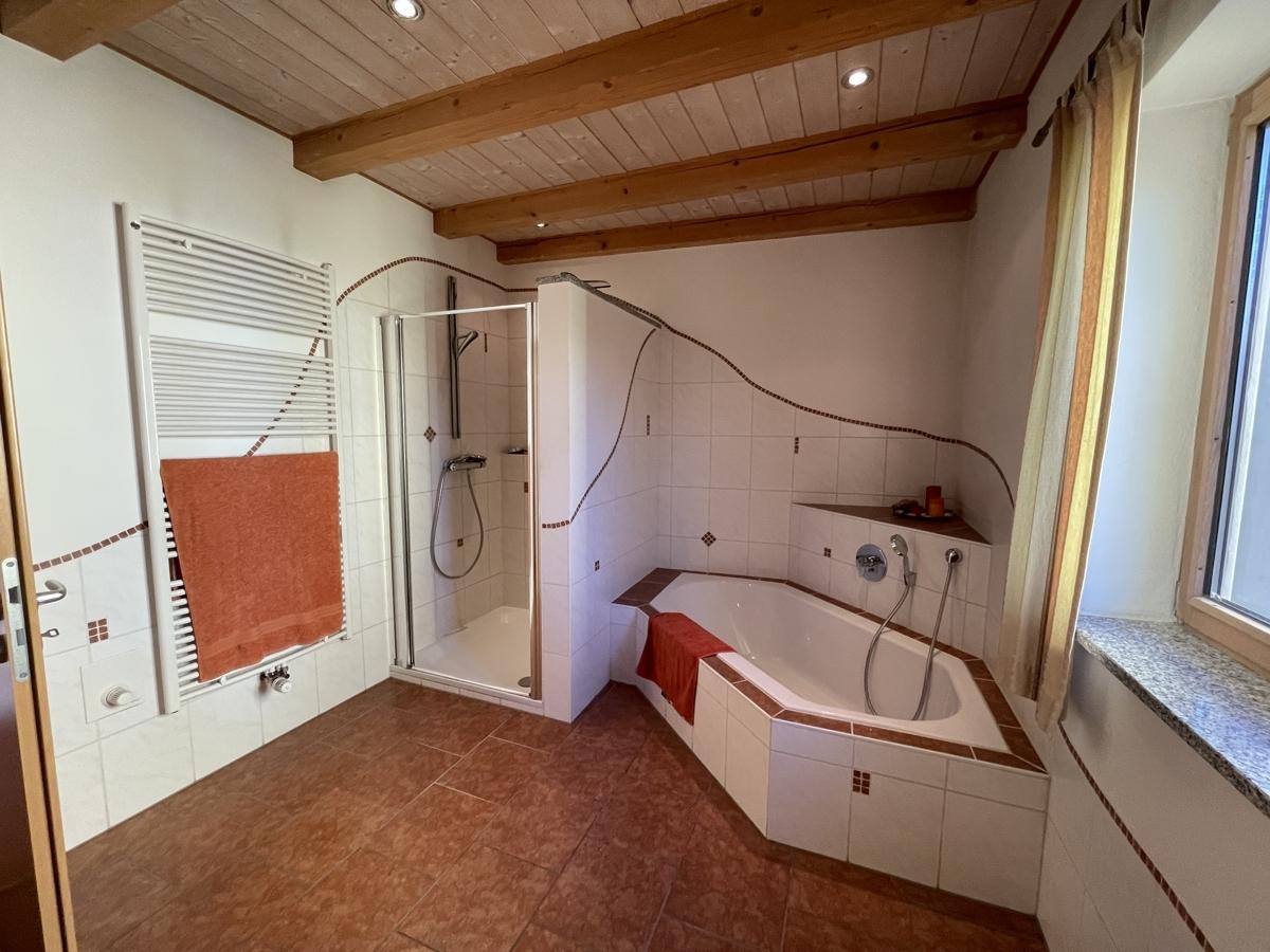Bad mit Dusche und Badewanne