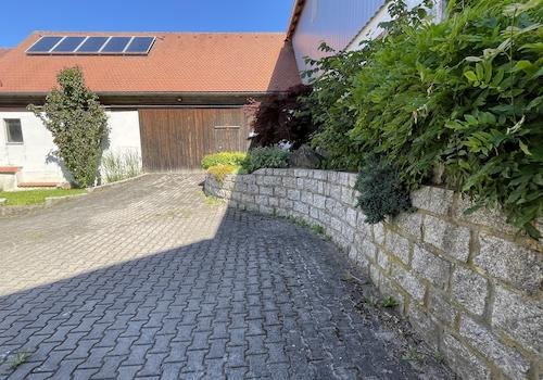 Innenhof mit Blick zum Nebengebäude