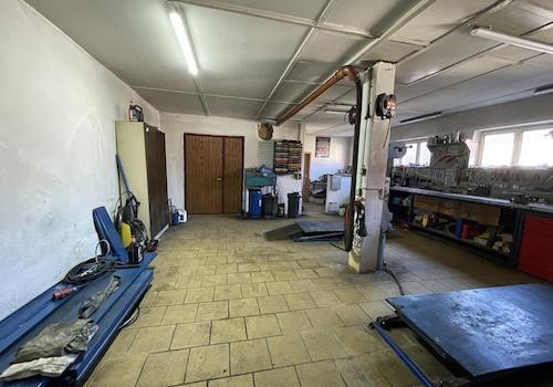 Werkstatt mit zwei Hebebühnen für Motorräder