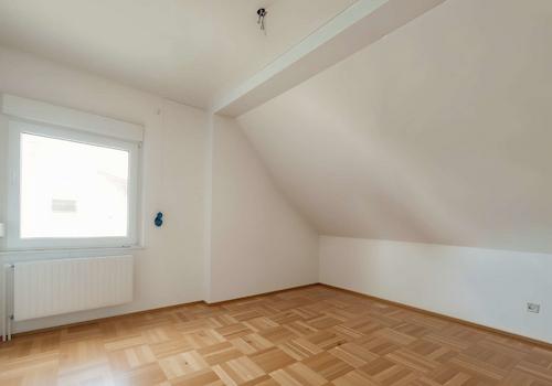 Schlafzimmer KI-renoviert
