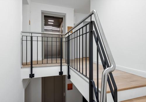 Treppenhaus mit Lift