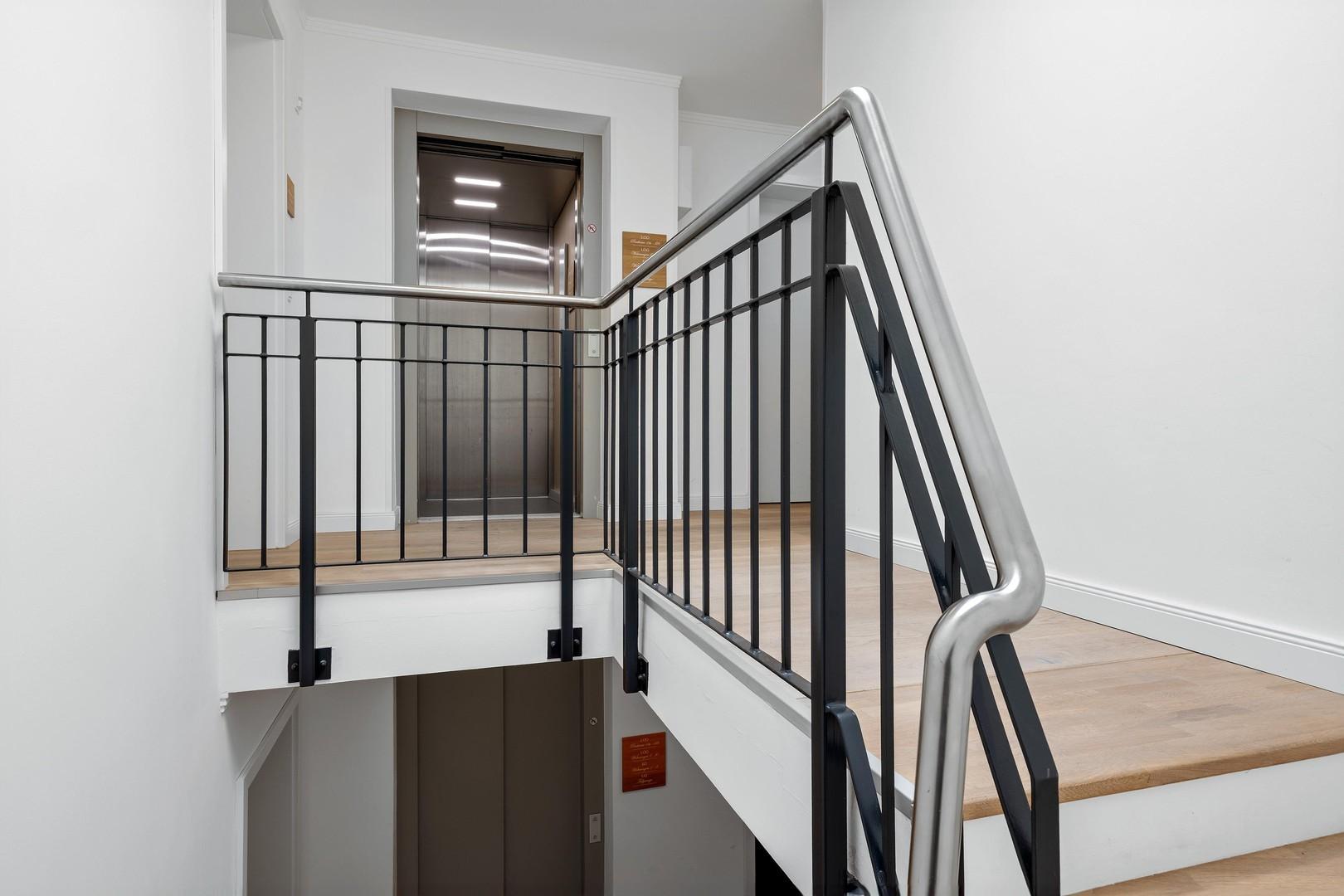 Treppenhaus mit Lift