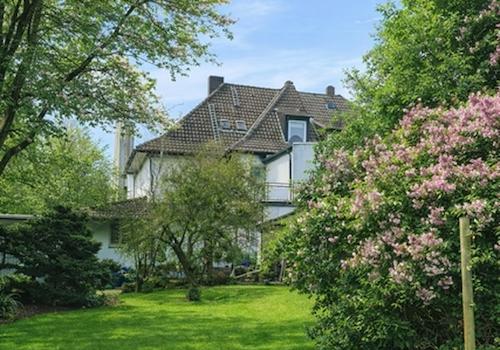 Blick aus dem Garten aufs Haus