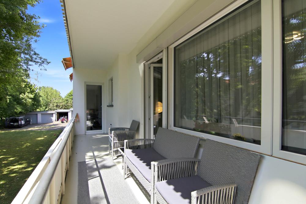 Balkon mit Zugang zum Wohnzimmer und Küche