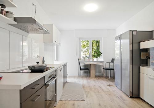 Moderne Küche mit Balkonzugang