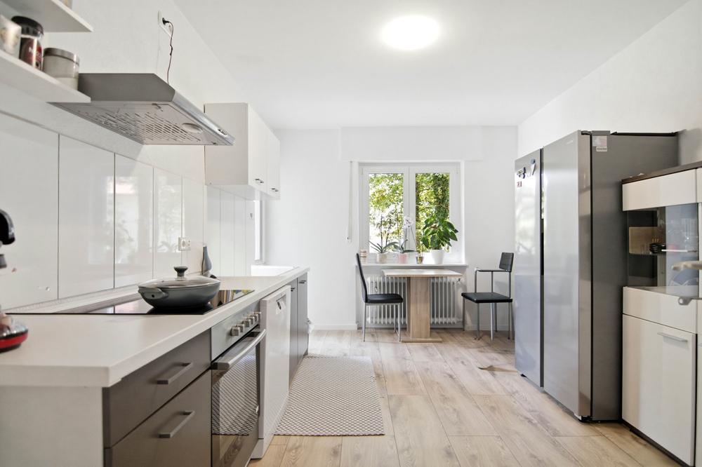 Moderne Küche mit Balkonzugang