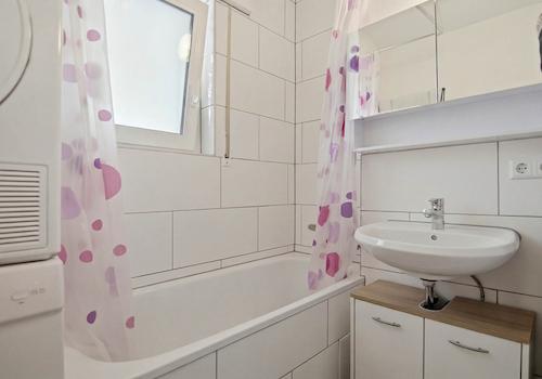 Badezimmer mit Badewanne...