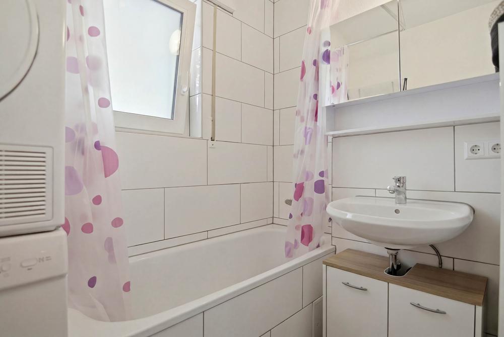 Badezimmer mit Badewanne...