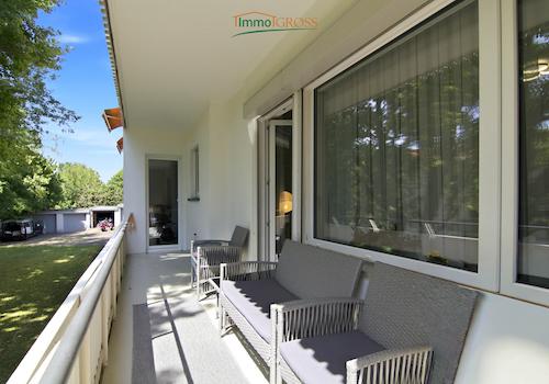 Balkon mit Zugang zum Wohnzimmer und Küche