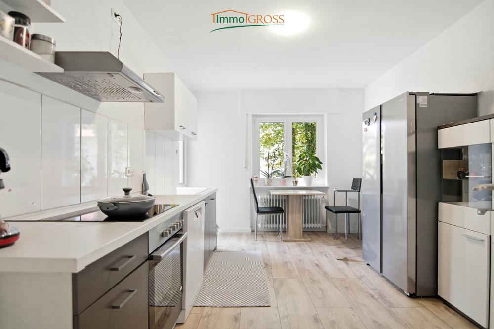 Moderne Küche mit Balkonzugang