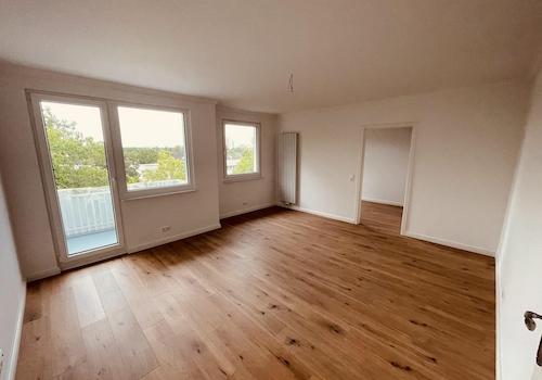 Wohnzimmer mit Balkon