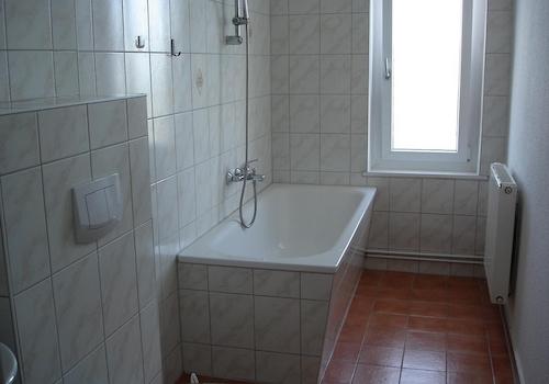 Bad mit Fenster und Wanne