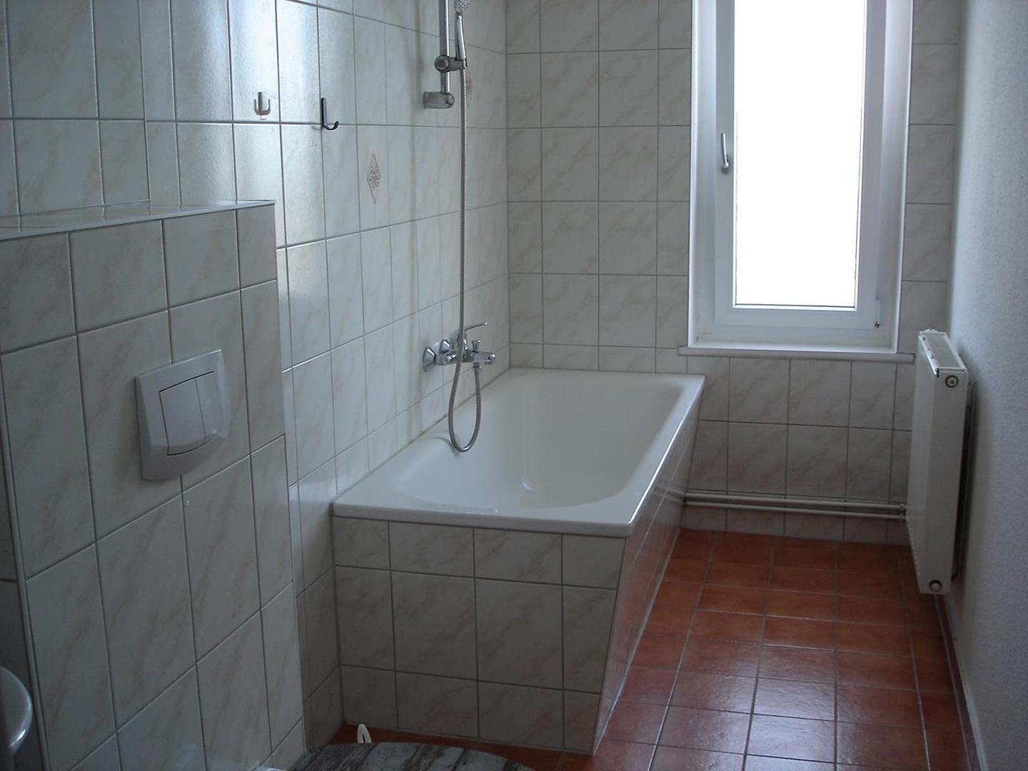 Bad mit Fenster und Wanne
