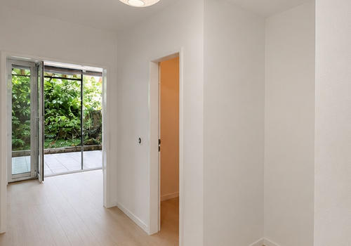 Flur mit Blick ins Wohnzimmer