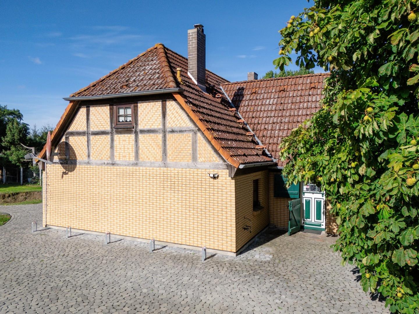 Seitenansicht mit Eingangstür