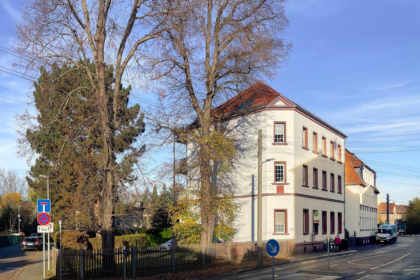 Straßenfassade von Süden