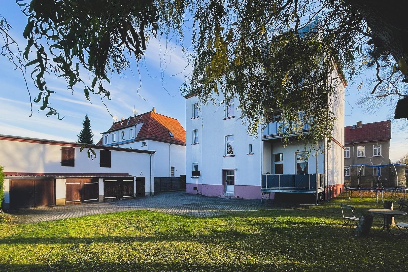 Hof mit Stellplätzen & Garagen