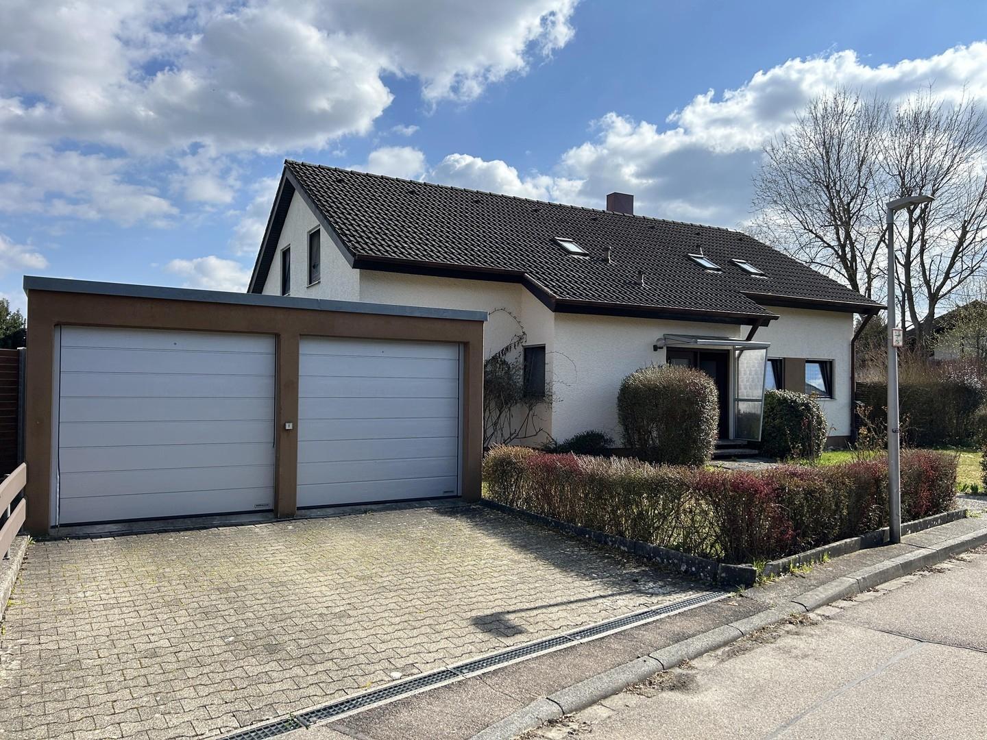 Haus - Frontansicht mit Garage