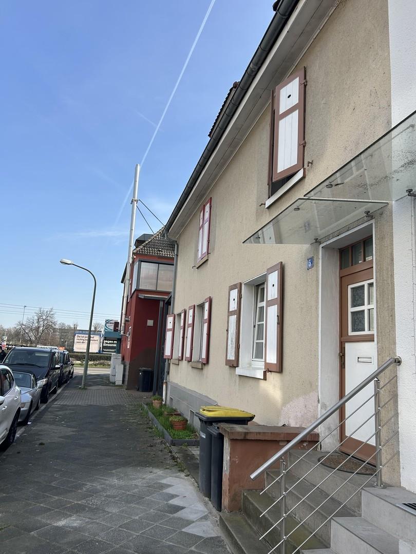 Vorderansicht + Umgebung 