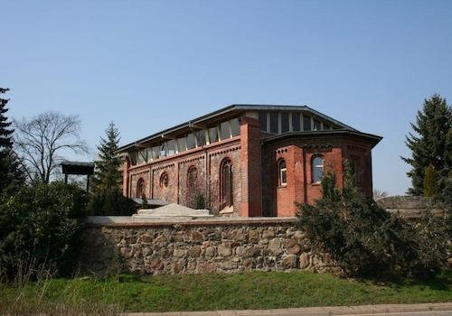 Die Dorfkirche gegenüber