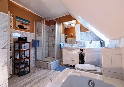 Bad mit Wanne + Dusche