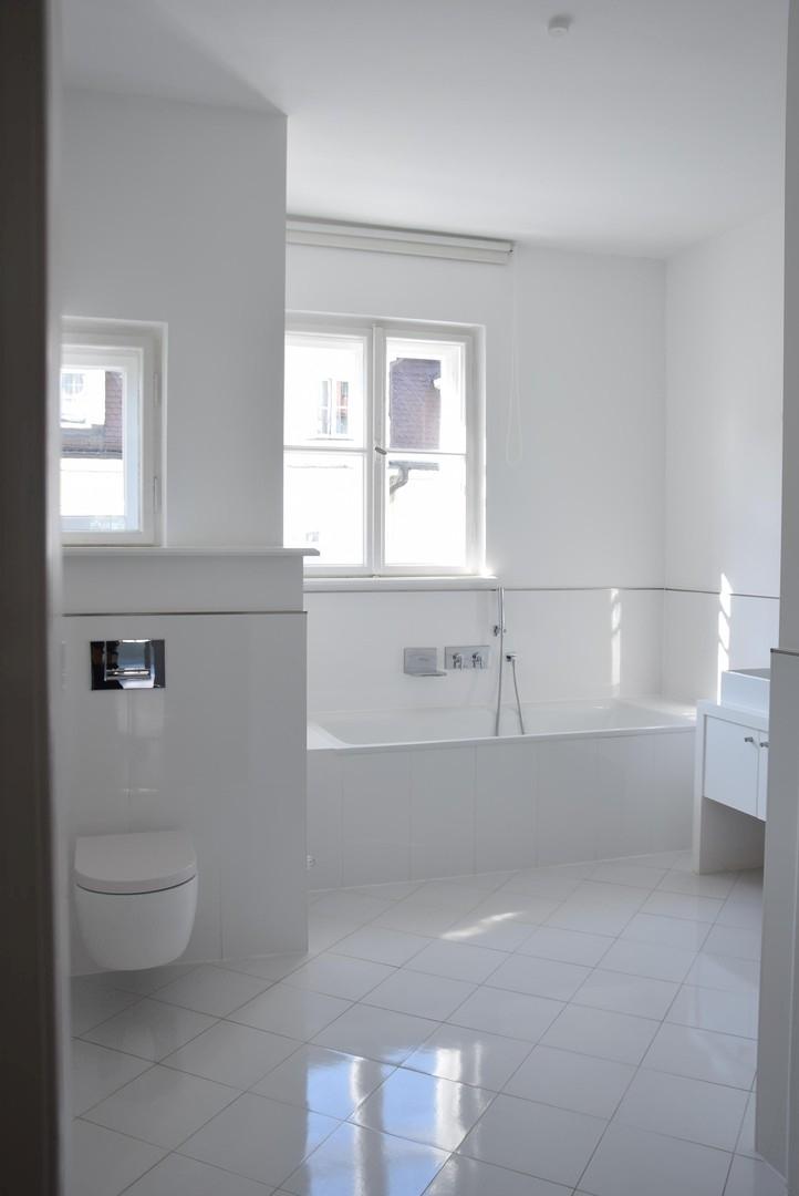 Bad 1 mit Wanne