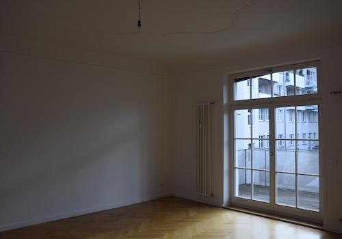 Schlafzimmer 1 mit Balkon Hof