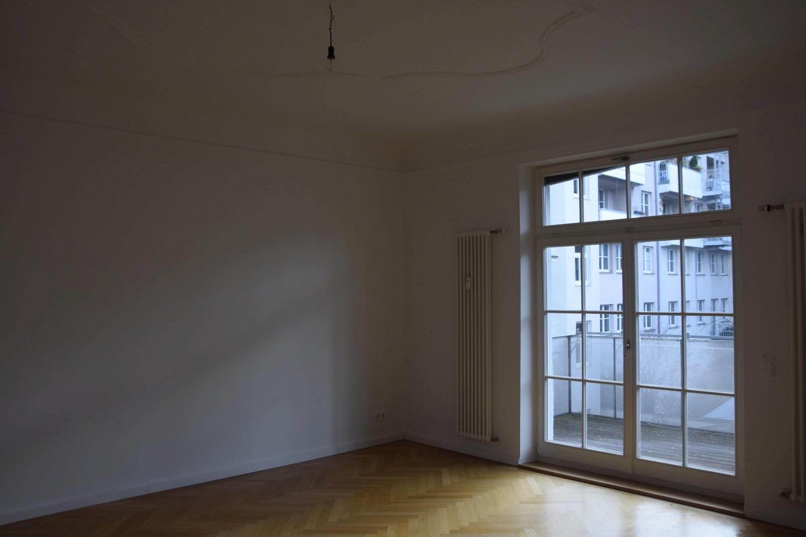 Schlafzimmer 1 mit Balkon Hof