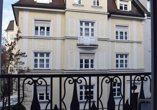 Ausblick Straßenseite - Loggia