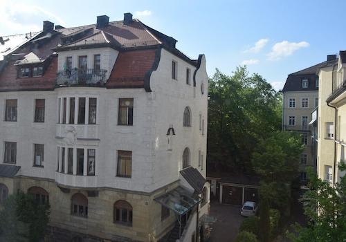 Blick zur Straßenseite