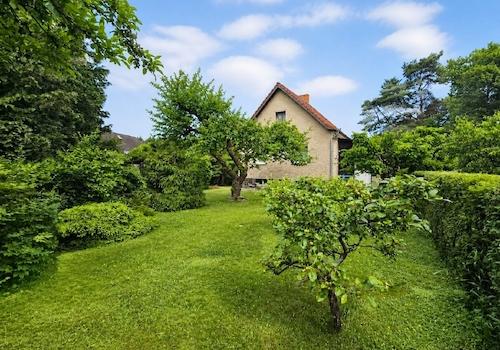 Blick vom Garten aufs Haus