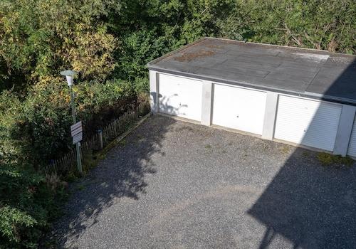 Garage (links)